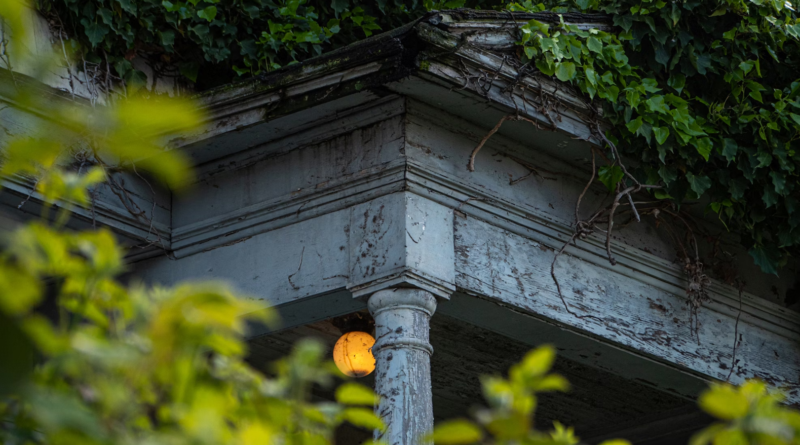 dilapidated facade of a house to represent Danglars losing all his money in the book The Count of Monte Cristo